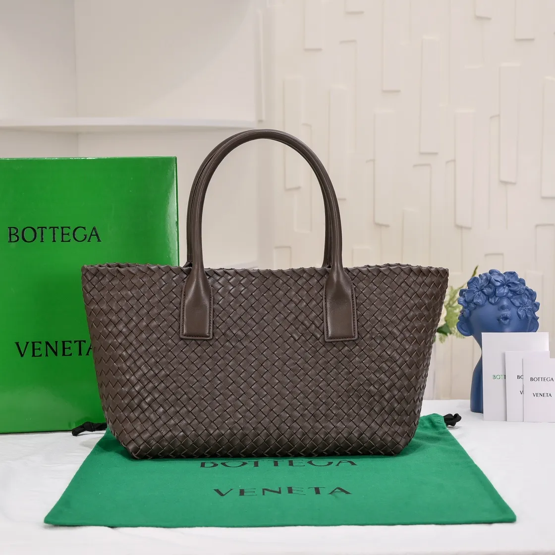 Batch 2060 Ready in stock BV’s iconic bag “CABAT” returns (medium size 32) One of the most popular bag series “CABAT” is now reappearing in a new style with special elements added. • Seamless double-sided woven unlined structure, soft texture, foldable, and can maintain its shape without deformation when empty. Size: 48*15*25cm, bottom 32, model: 5212#